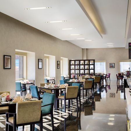 The Tower Plaza Hotel Dubai Buitenkant foto The hotel's restaurant