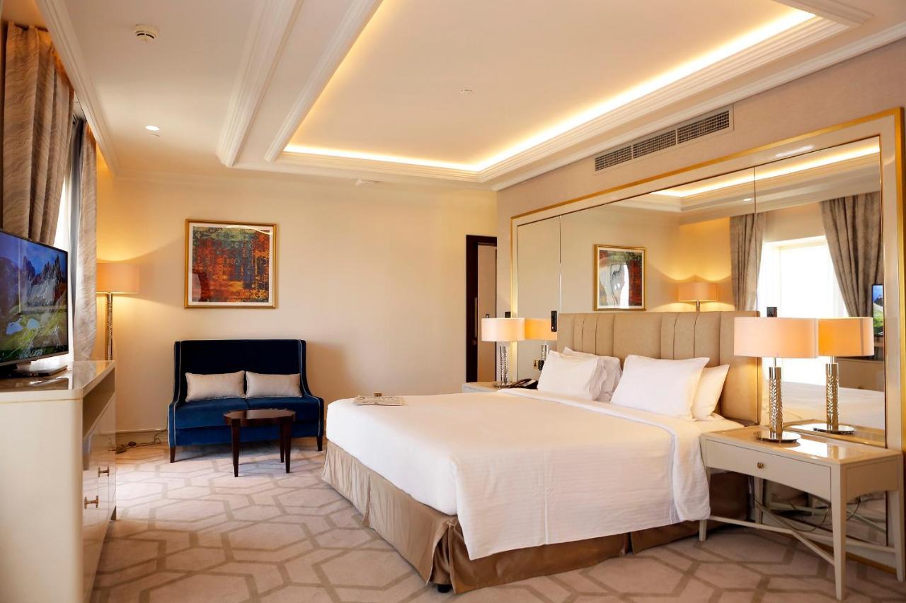 The Tower Plaza Hotel Dubai Buitenkant foto A room at the hotel