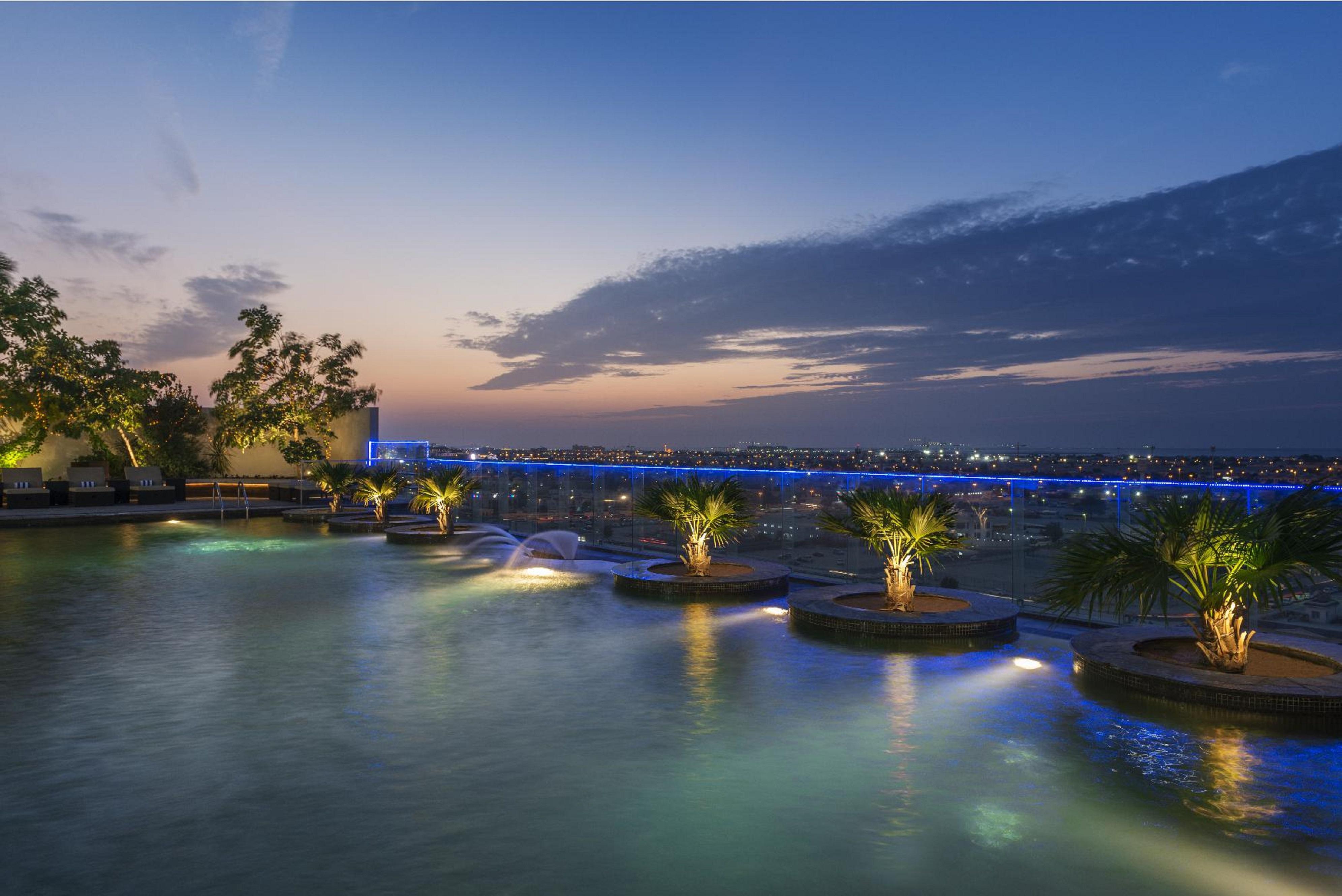 The Tower Plaza Hotel Dubai Buitenkant foto The pool at the Sky Bar