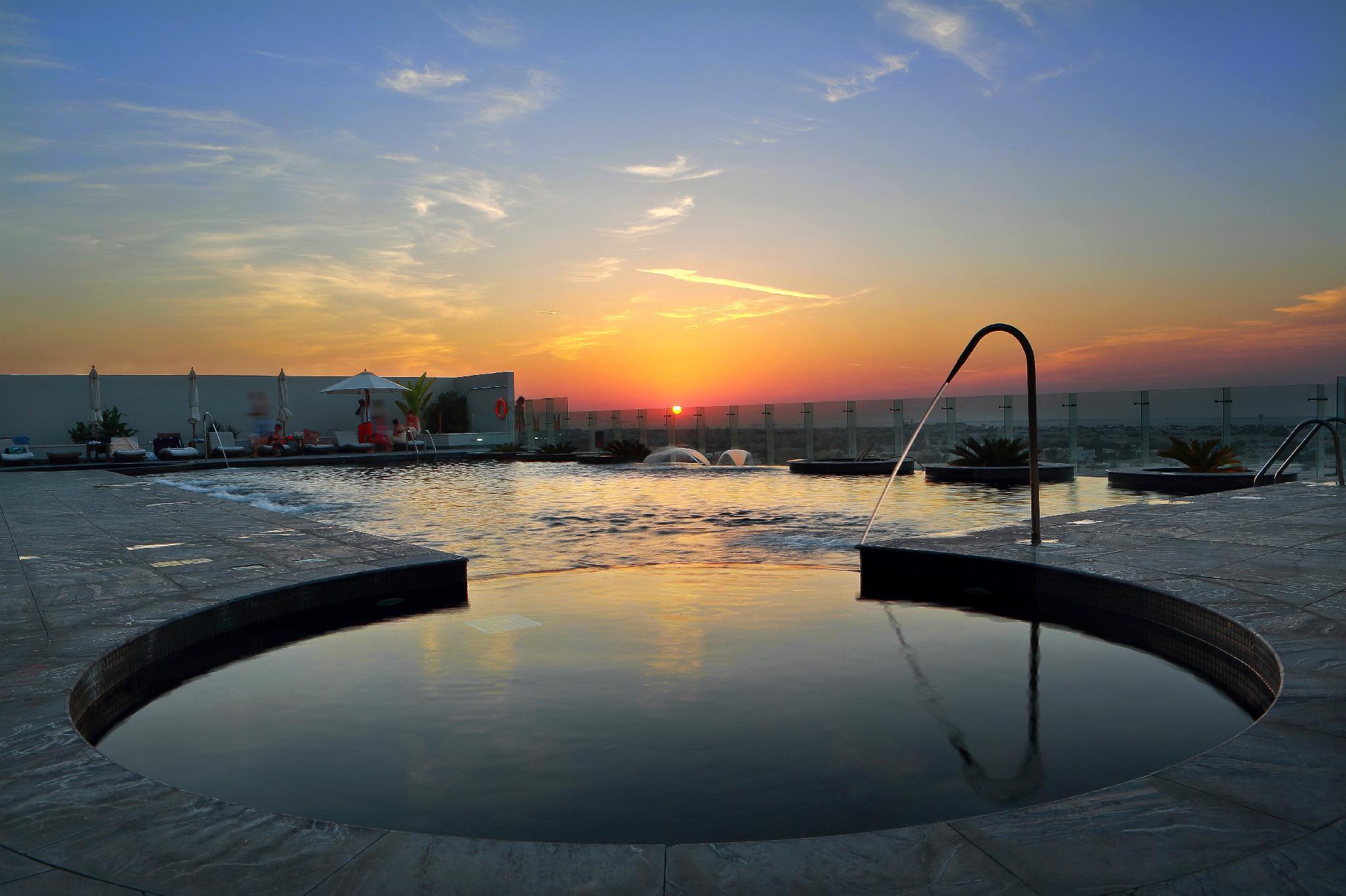 The Tower Plaza Hotel Dubai Buitenkant foto The pool at the hotel