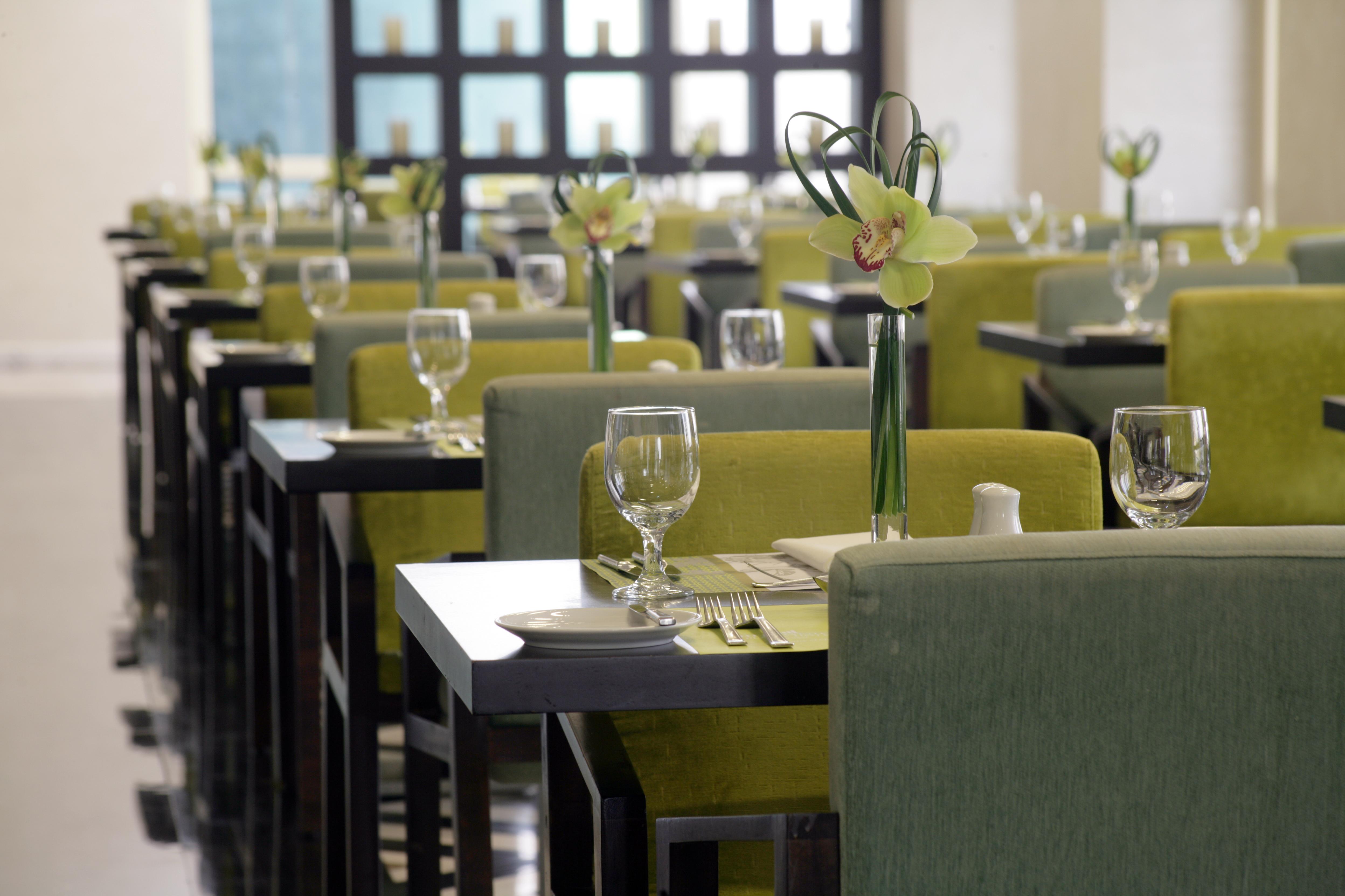 The Tower Plaza Hotel Dubai Buitenkant foto The restaurant