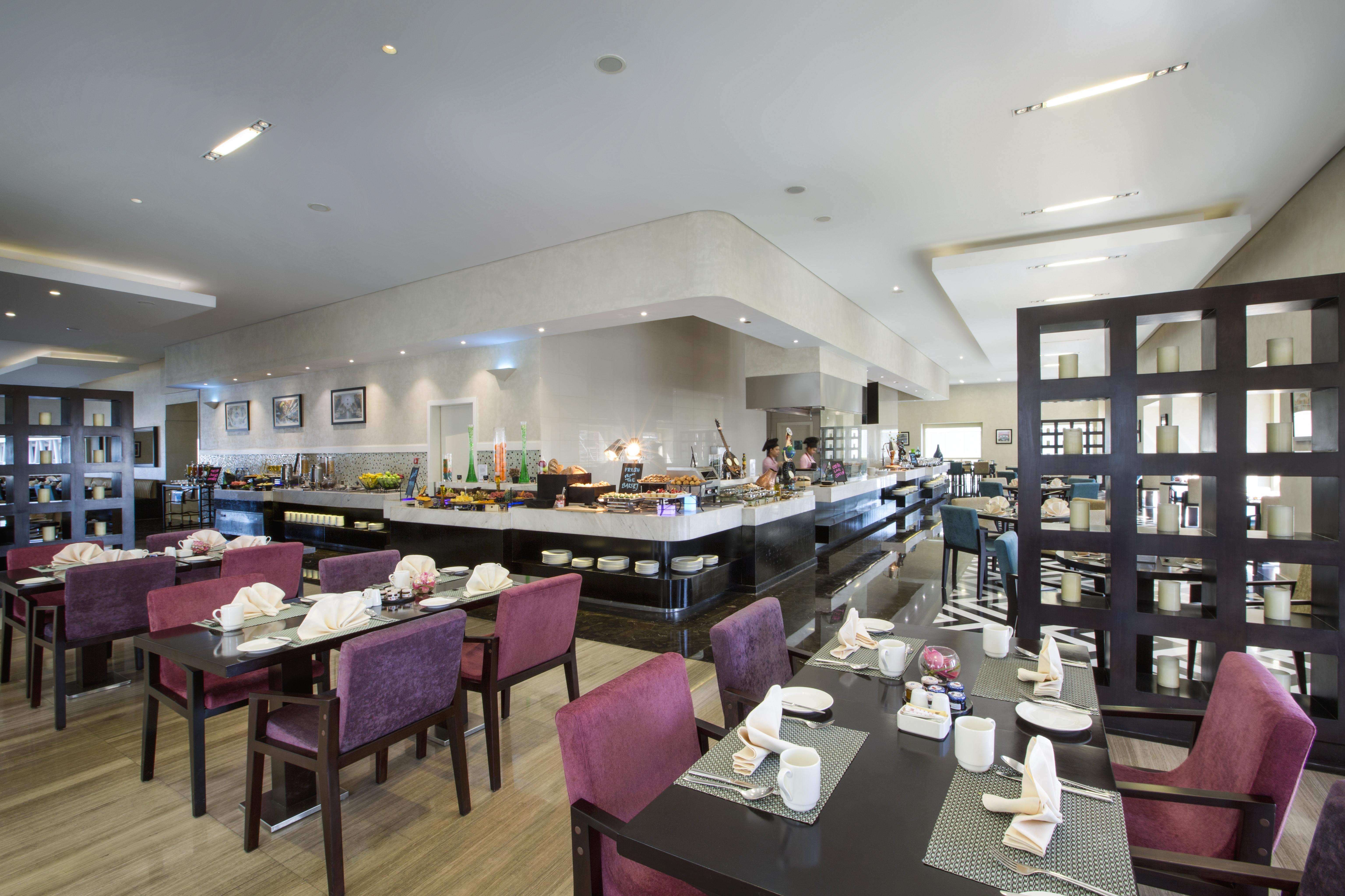 The Tower Plaza Hotel Dubai Buitenkant foto The hotel's restaurant