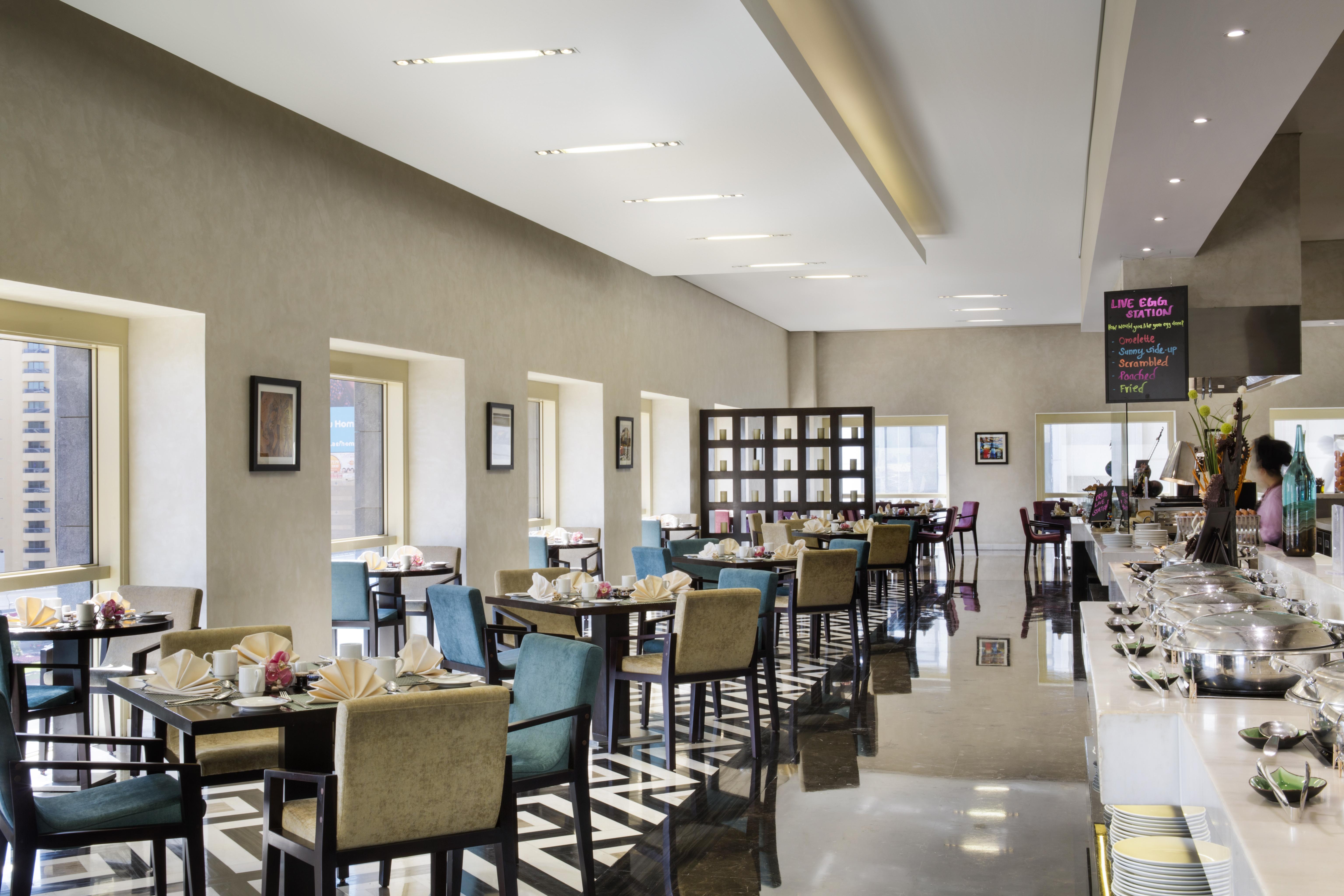 The Tower Plaza Hotel Dubai Buitenkant foto The hotel's restaurant