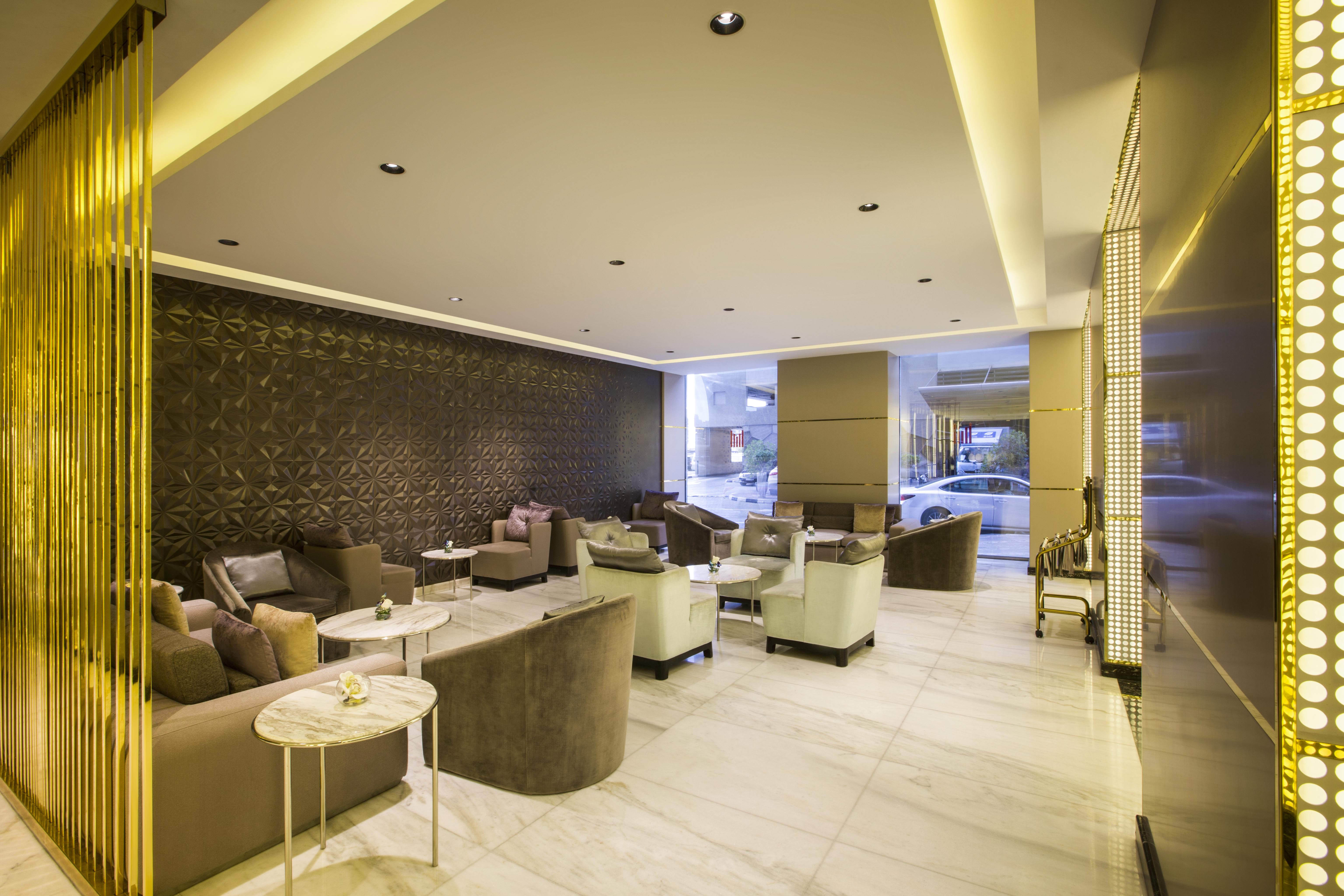 The Tower Plaza Hotel Dubai Buitenkant foto The lobby of the hotel
