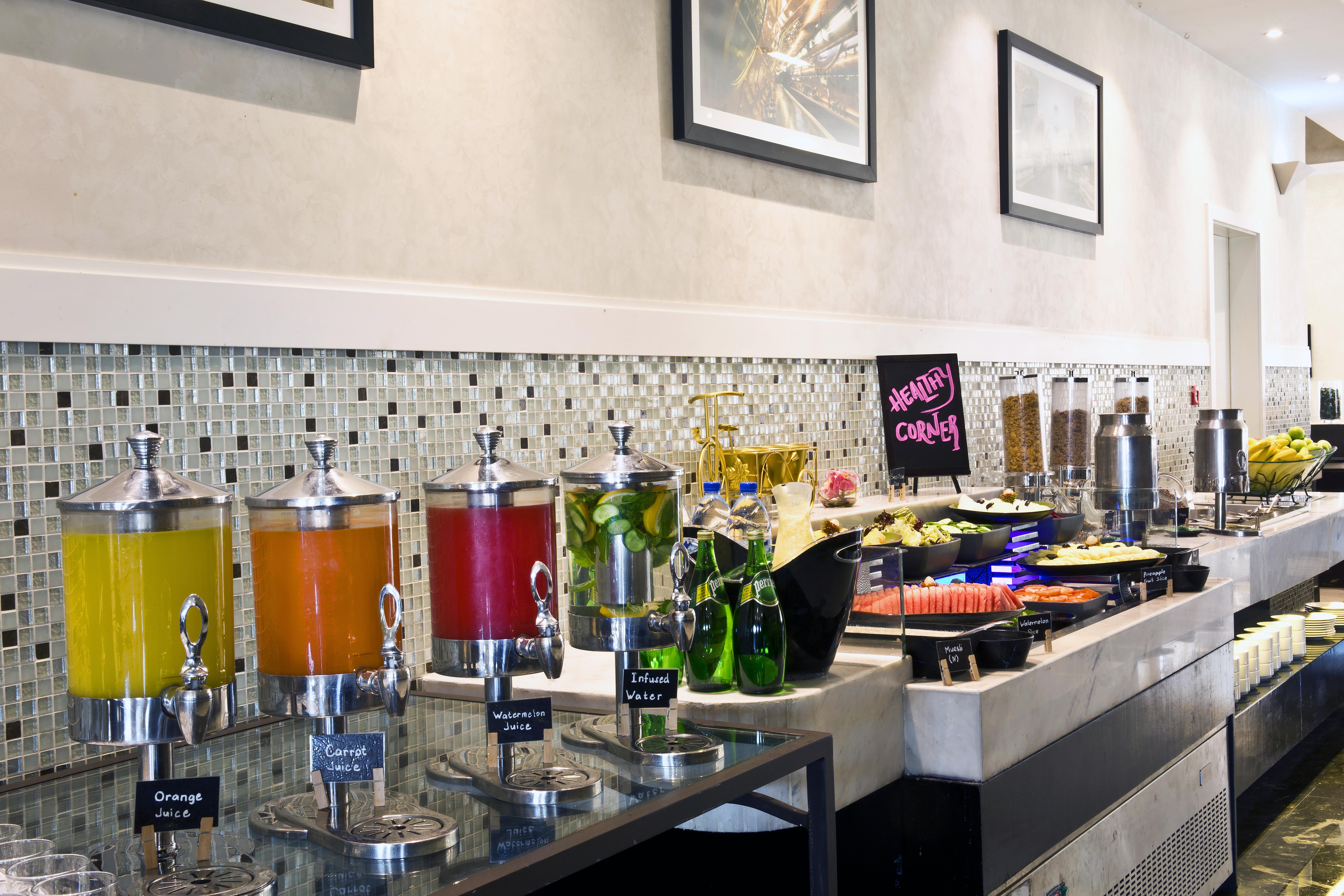 The Tower Plaza Hotel Dubai Buitenkant foto Breakfast buffet at the hotel