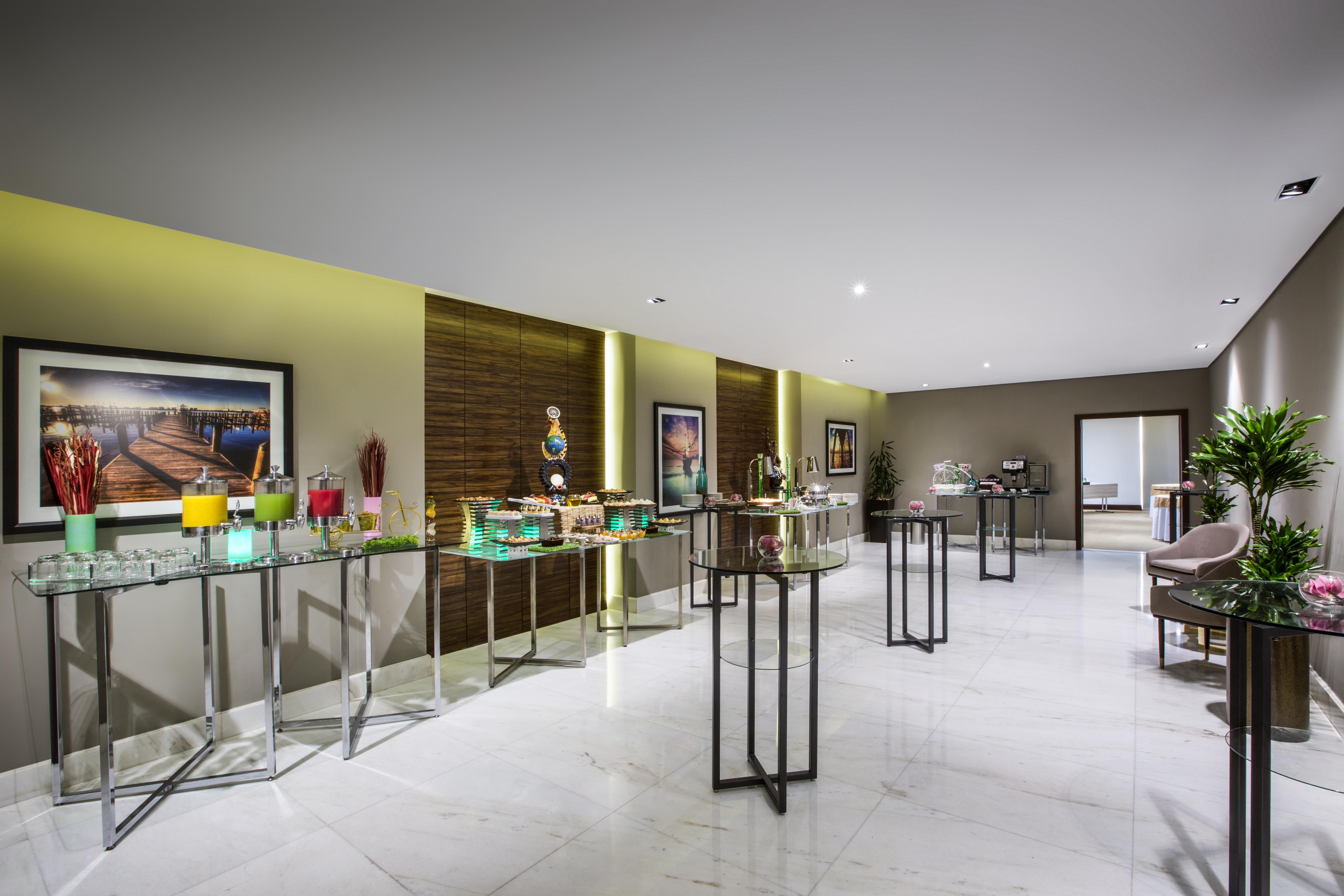 The Tower Plaza Hotel Dubai Buitenkant foto The hotel's reception area