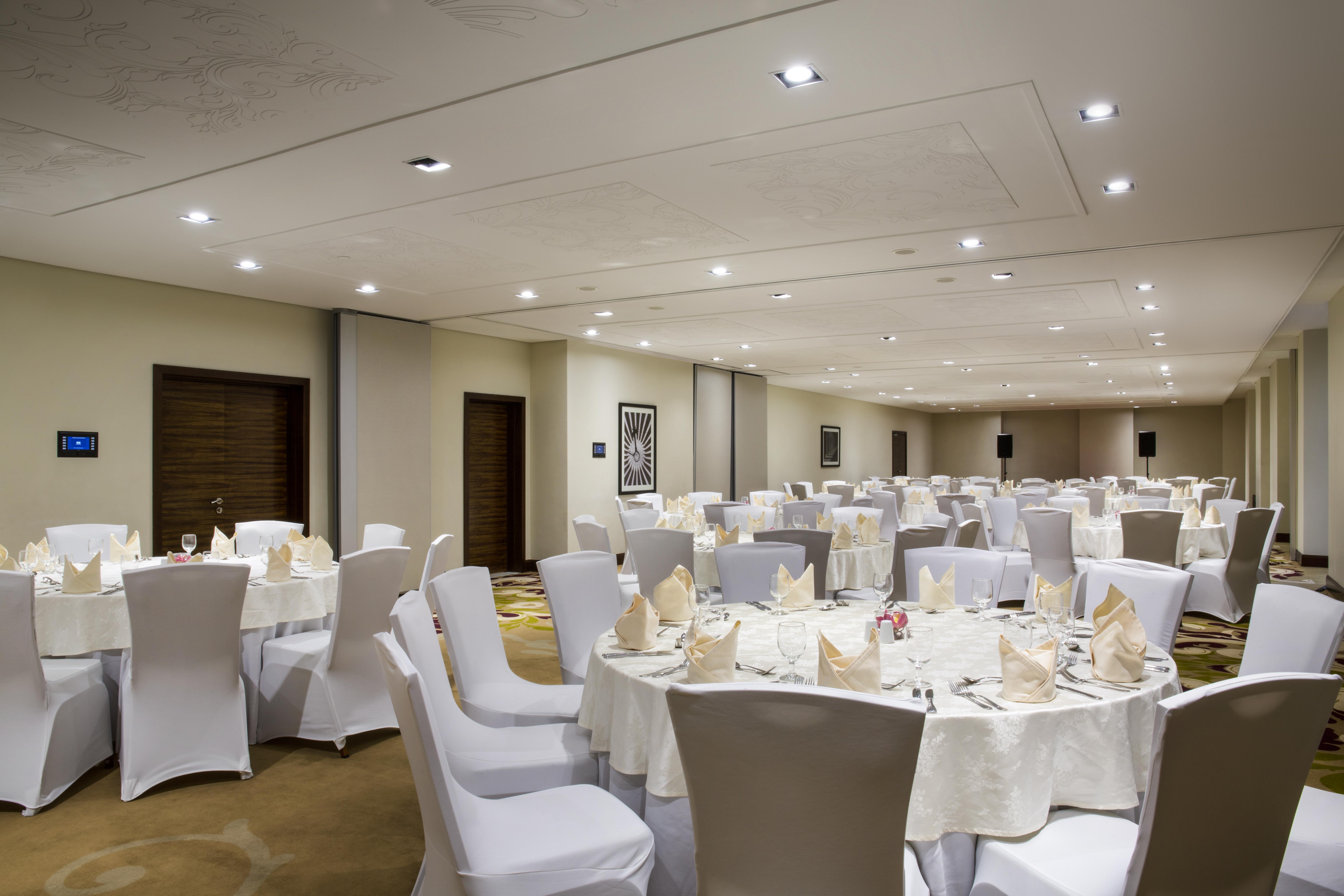 The Tower Plaza Hotel Dubai Buitenkant foto The hotel's function hall