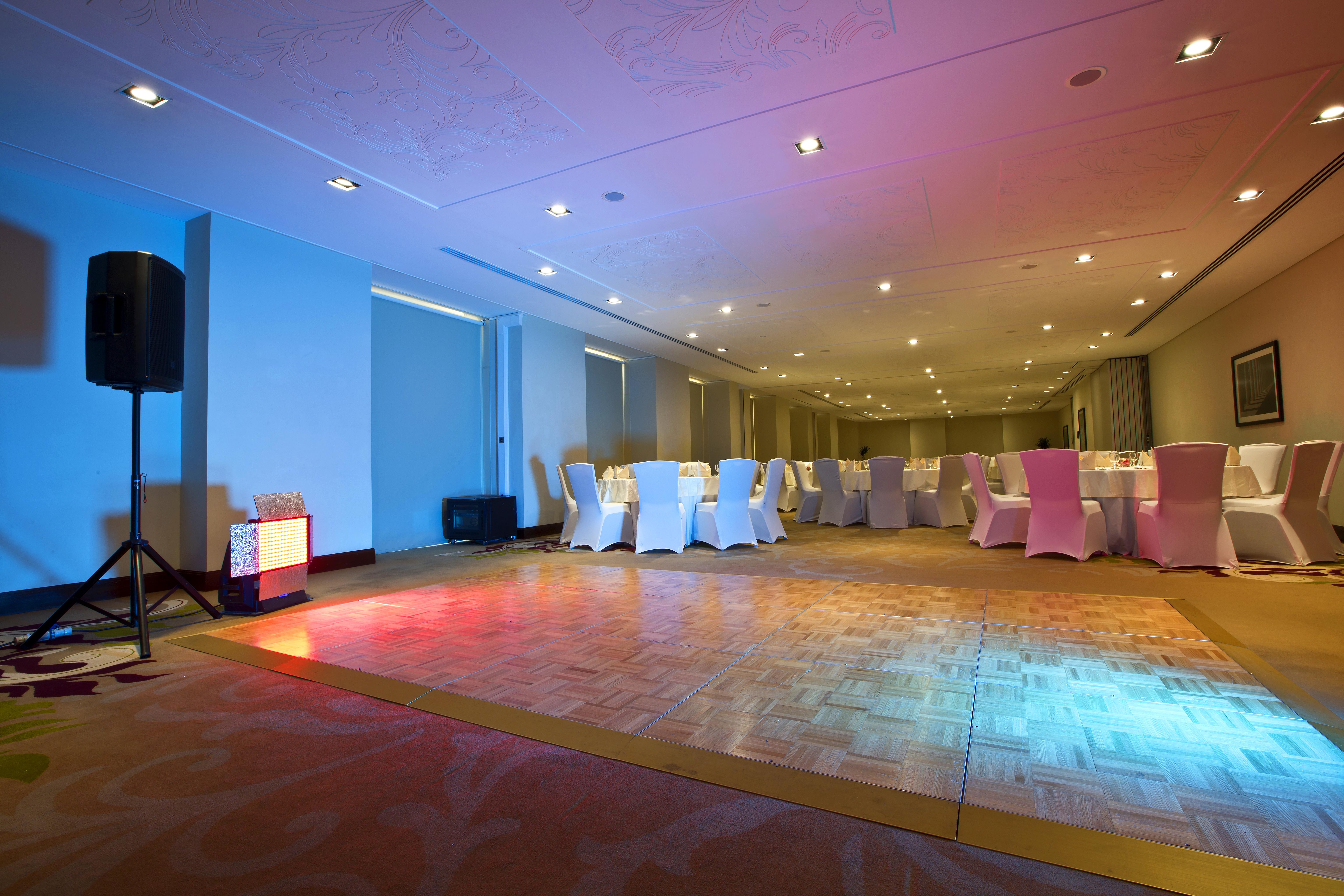 The Tower Plaza Hotel Dubai Buitenkant foto The hotel's ballroom