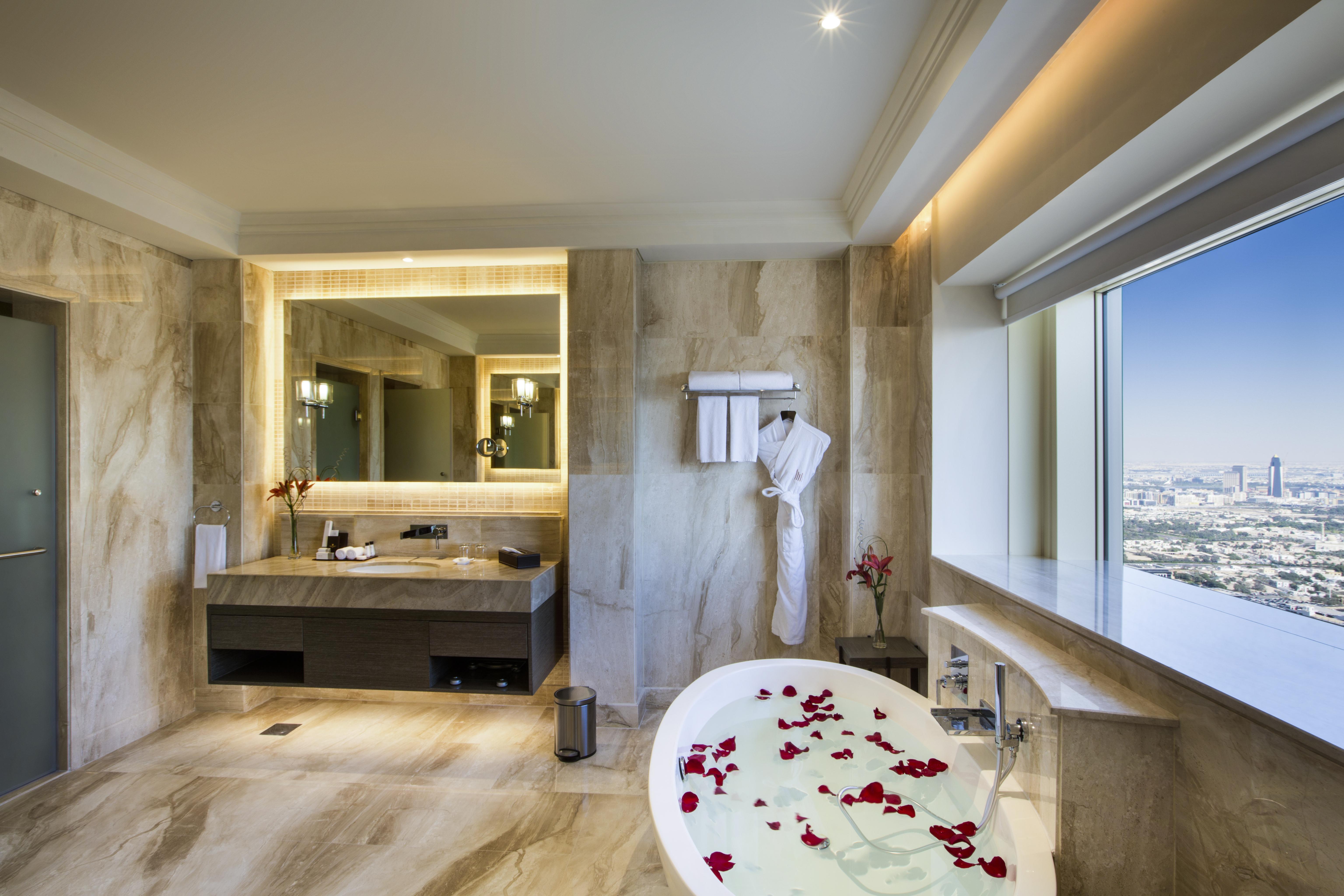 The Tower Plaza Hotel Dubai Buitenkant foto A bathroom at the hotel