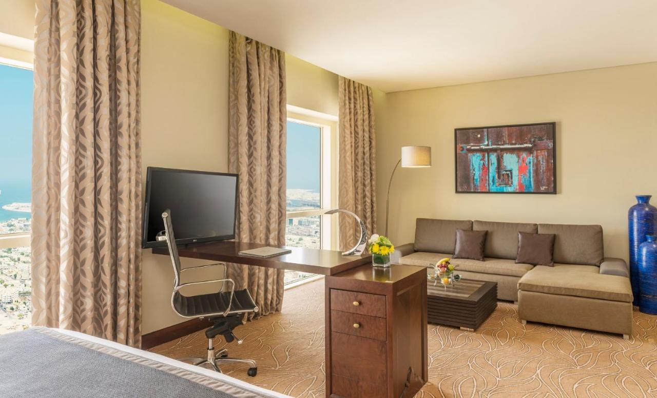 The Tower Plaza Hotel Dubai Buitenkant foto A room at the hotel