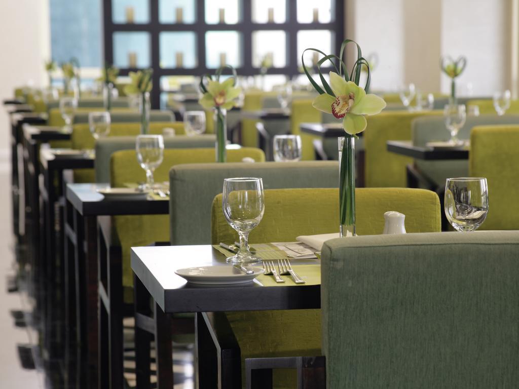 The Tower Plaza Hotel Dubai Buitenkant foto The restaurant