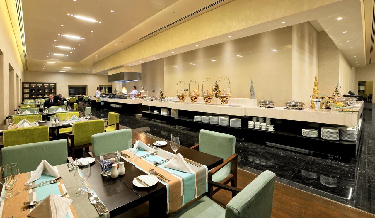 The Tower Plaza Hotel Dubai Buitenkant foto The hotel's restaurant