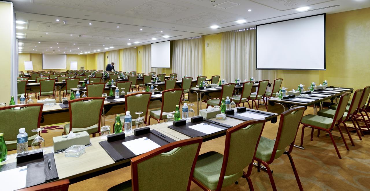 The Tower Plaza Hotel Dubai Buitenkant foto The meeting room at the hotel