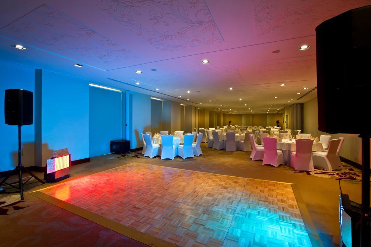 The Tower Plaza Hotel Dubai Buitenkant foto The hotel's ballroom