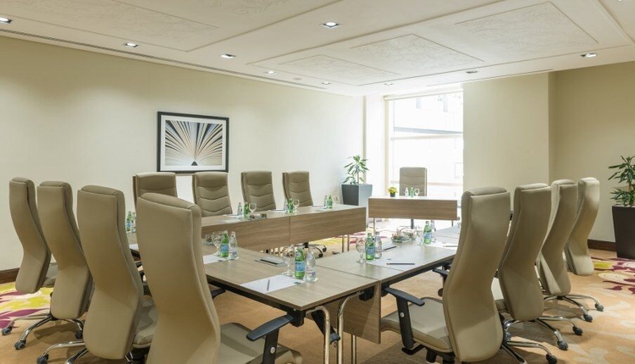 The Tower Plaza Hotel Dubai Buitenkant foto A meeting room at the hotel